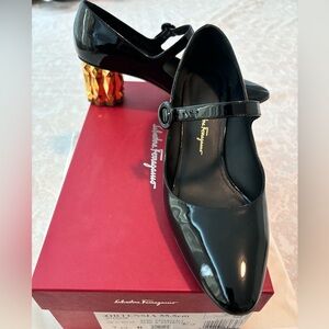 Salvatore Ferragamo Ortensia Black Patent Leather Mary Jane Pumps Size 7.5